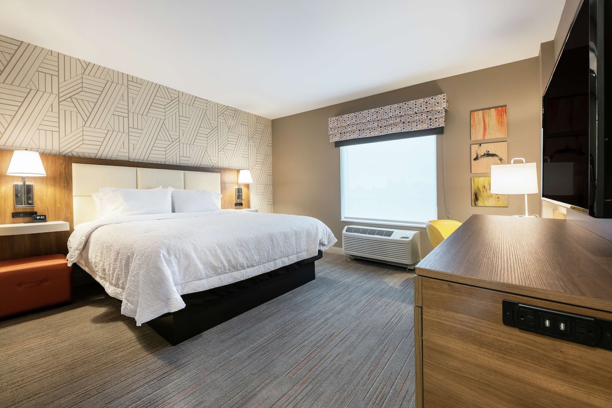 Room, 1 King Bed, Accessible | In-room safe, desk, iron/ironing board, free cribs/infant beds