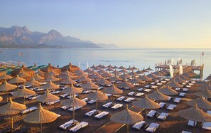 Playa privada, camastros, sombrillas y toallas de playa 