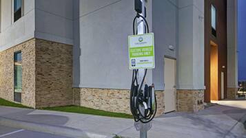 Una estación de carga para vehículos eléctricos, con un cartel que indica que es solo para vehículos eléctricos.