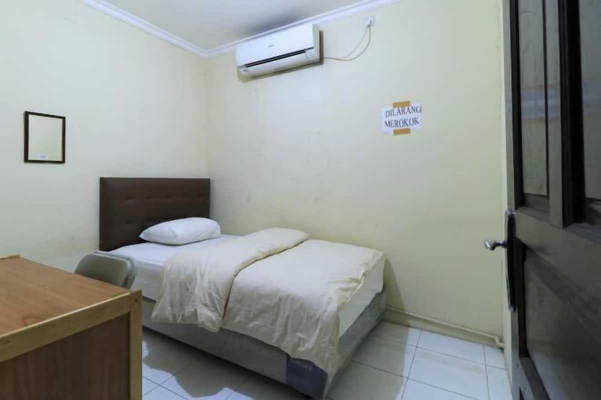 Desk, free WiFi, bed sheets