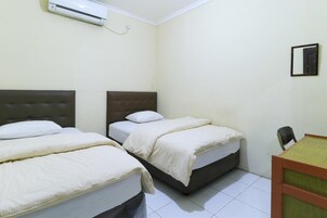 Escritorio, wifi gratis y ropa de cama 