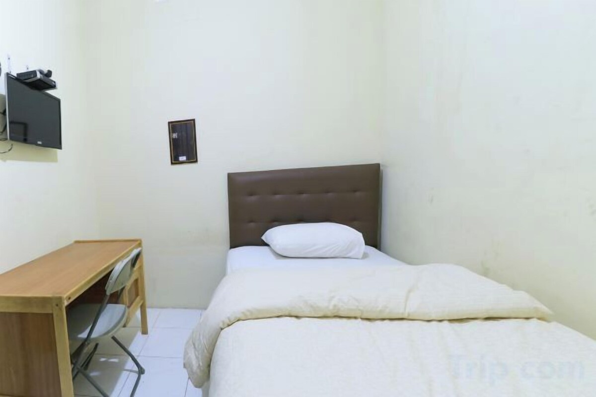 Desk, WiFi (free), bed sheets