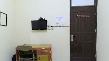标准双人房 | 办公桌、免费 WiFi、床单