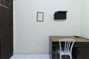 Escritorio, wifi gratis y ropa de cama 