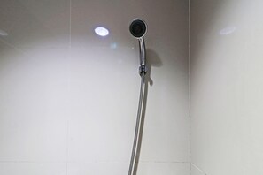 Quarto superior | Banheiro | Chuveiro, toalhas de banho, papel higiênico