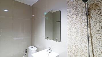 豪華客房 | 浴室 | 淋浴設備、毛巾、衛生紙