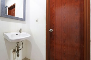 Quarto standard | Banheiro | Chuveiro, toalhas de banho, papel higiênico 