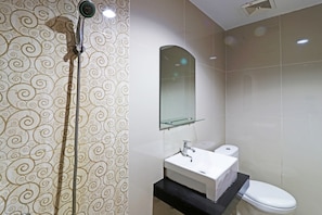 Habitación familiar | Baño | Regadera, toallas, papel de baño 