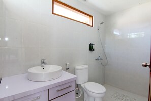Standard Room | Bathroom | Shower, free toiletries, towels - Silas Garden (Yogyakarta)