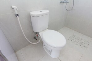 Shower, free toiletries, towels