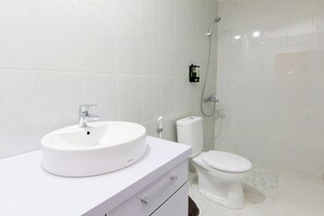 Ducha, artículos de tocador gratuitos, toallas