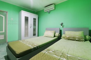 Desk, free WiFi - Wisma Aam Syariah (Jakarta)
