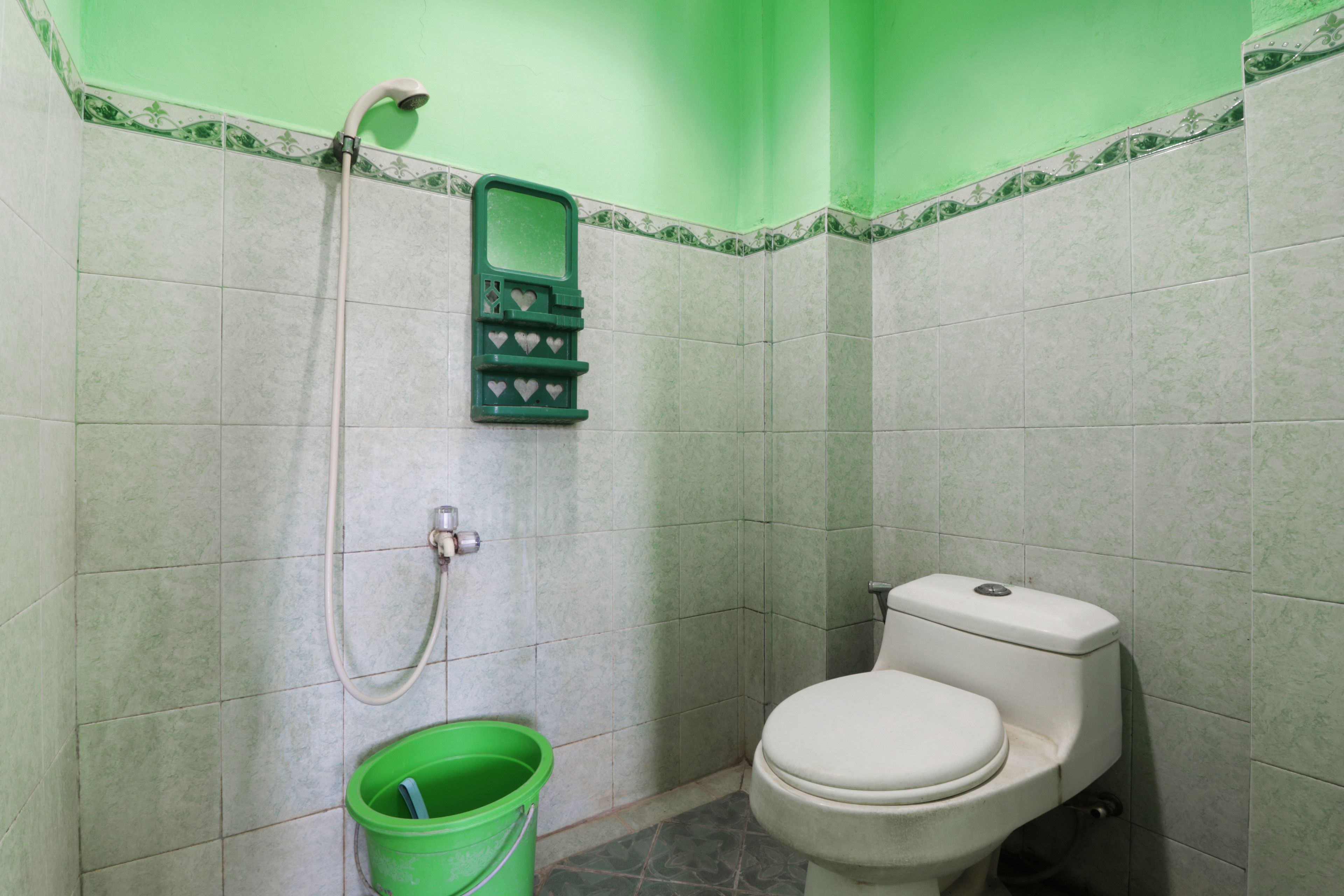 Standard Single Room | Bathroom | Shower, slippers, towels