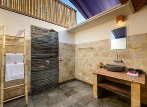 Shower, rainfall showerhead, towels - Kandahill Bali (Pecatu)