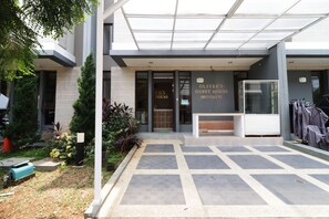 Property entrance - Oliver's Guest House (Pagedangan)
