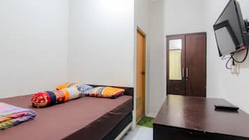 Standard Room | Hypo-allergenic bedding, desk, iron/ironing board, free WiFi
