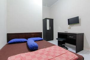 Standard Room | Hypo-allergenic bedding, desk, iron/ironing board, free WiFi