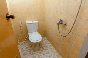 Standard Room | Bathroom | Shower, towels