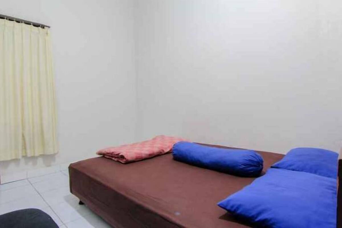Hypo-allergenic bedding, desk, iron/ironing board, free WiFi