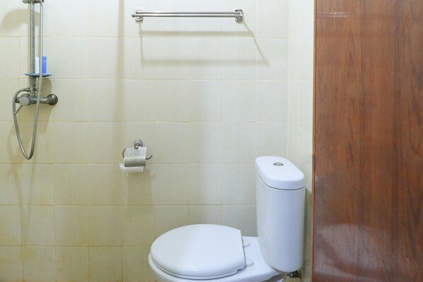 Kamar Standar | Kamar mandi | Shower dan handuk