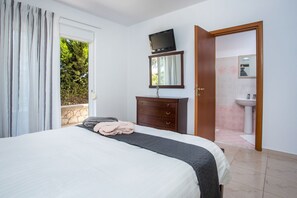 4 chambres, coffres-forts dans les chambres, fer et planche à repasser