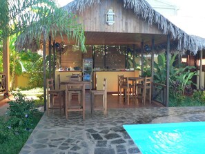 Vistas para a piscina, aberto todos os dias 