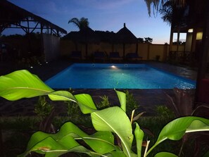 Piscina externa, espreguiçadeiras