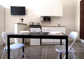 Deluxe Room, Kitchenette | Private kitchenette | Full-size fridge, stovetop, espresso maker, coffee/tea maker - Il Rifugio di Garibaldi (Naples)