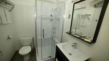 Classic Double or Twin Room, 2 Twin Beds | Bathroom | Hair dryer, towels, soap, shampoo