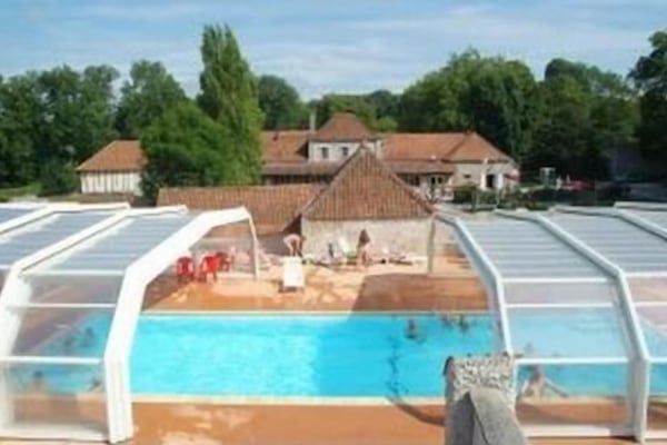 Piscine extérieure (ouverte en saison), parasols de plage