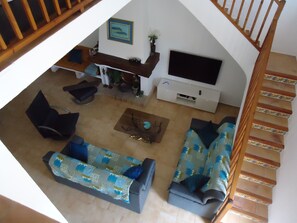 Una Smart TV, una chimenea, libros