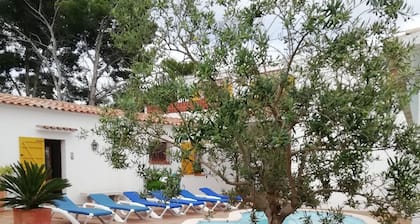 Erittäin suuri talo 150 metrin päässä rannasta ja kaupoista