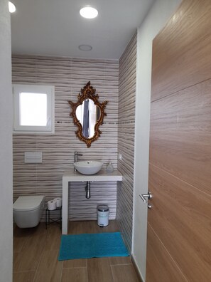 Bathtub, hair dryer, bidet, towels -  Very Large House 150 meters from the beach and shops (L'Escala)