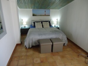 6 bedrooms, iron/ironing board, WiFi, bed sheets -  Very Large House 150 meters from the beach and shops (L'Escala)