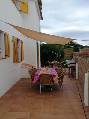 Outdoor dining -  Very Large House 150 meters from the beach and shops (L'Escala)