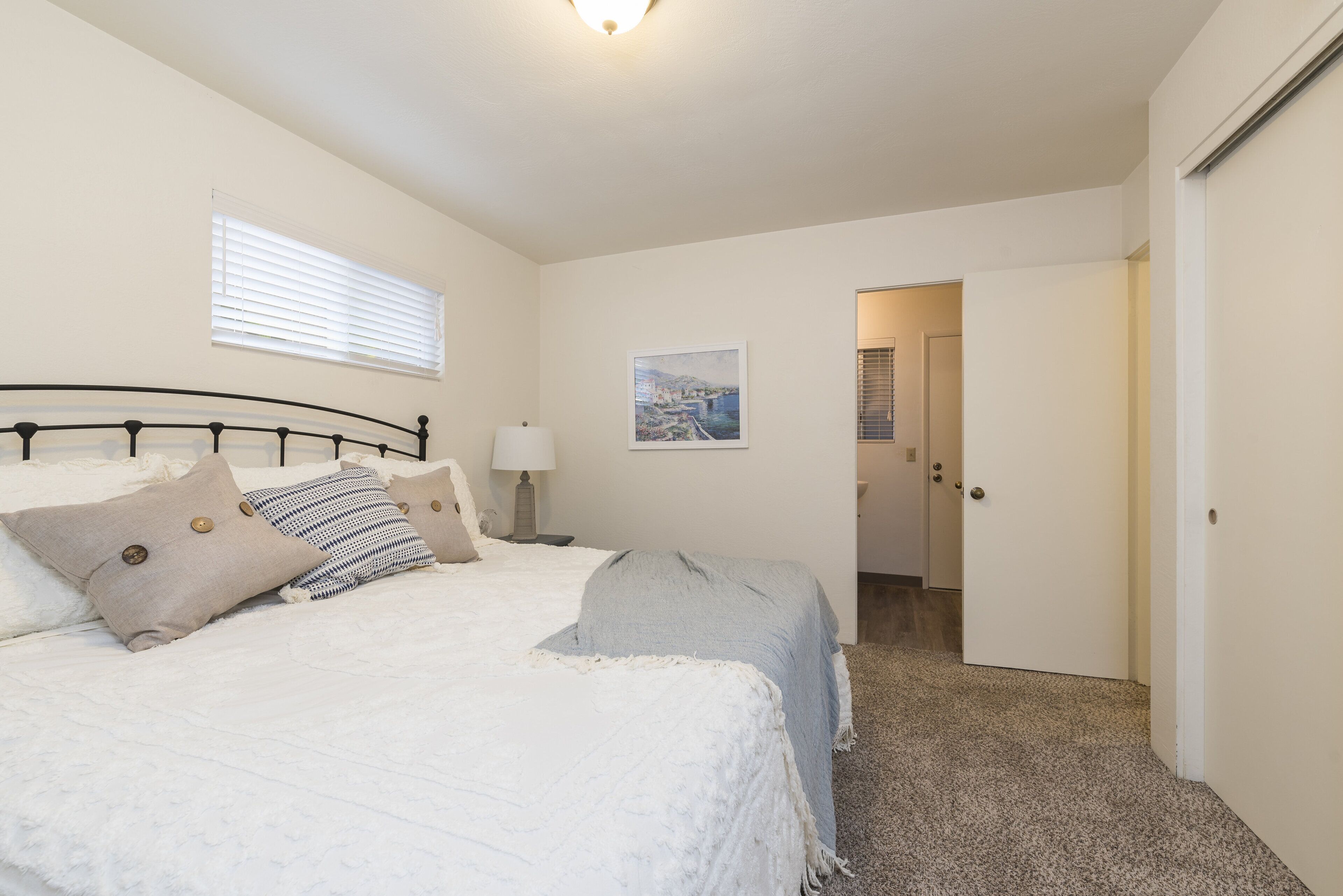 2 makuuhuonetta, silitysrauta/-lauta, ilmainen Wi-Fi, vuodevaatteet