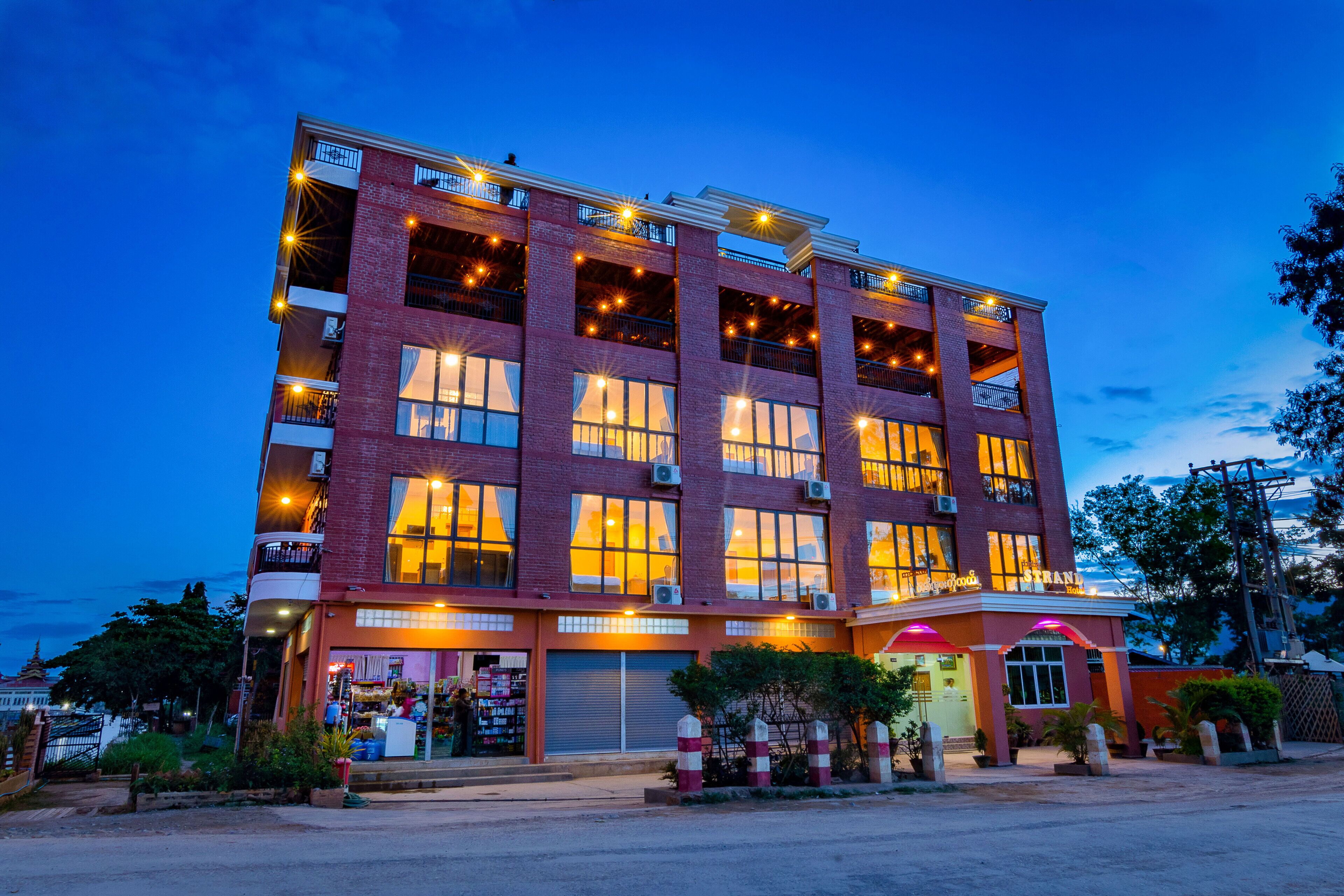 Fachada de la propiedad por la tarde o noche