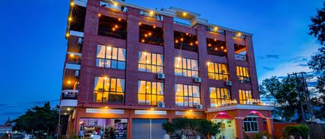 Fachada da propriedade à noite