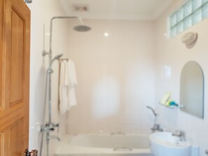 Shower, free toiletries, hair dryer, slippers - Inle Strand Hotel (Nyaungshwe)