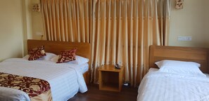 Superior Triple Room | Free WiFi - Inle Strand Hotel (Nyaungshwe)