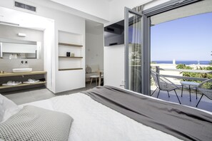 Queen Suite, Sea view (103) | Egyptian cotton sheets, premium bedding, pillowtop beds, minibar - Oro Suites (Syros)