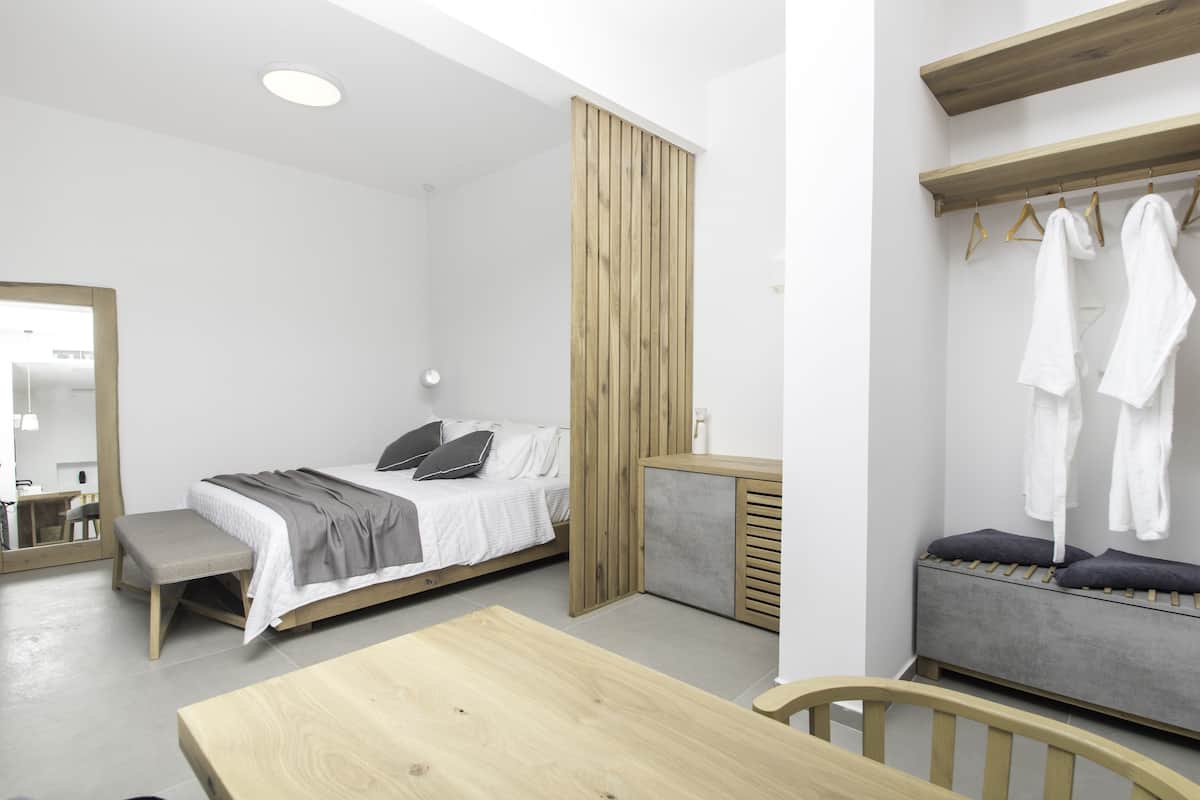 Deluxe Studio Suite, Partial Sea View (102) | Egyptian cotton sheets, premium bedding, pillowtop beds, minibar