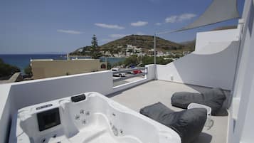 King Suite with Jacuzzi, Sea view (105) | Tina de hidromasaje privada