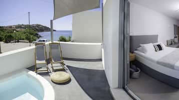 Family Studio Suite, Jetted Tub, Sea View (202) | Private spa tub