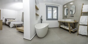 King Suite, Sea view(104) | Bathroom | Designer toiletries, hair dryer, bathrobes, slippers - Oro Suites (Syros)