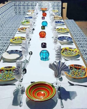 Petit déjeuner, déjeuner et dîner servis sur place