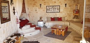 4 人部屋 | 遮光カーテン、防音設備、アイロン / アイロン台、ベビーベッド (無料)