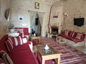 Villa superior | Cortinas blackout, insonorización y tabla de planchar con plancha