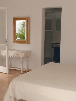 4 bedrooms, desk, iron/ironing board, WiFi