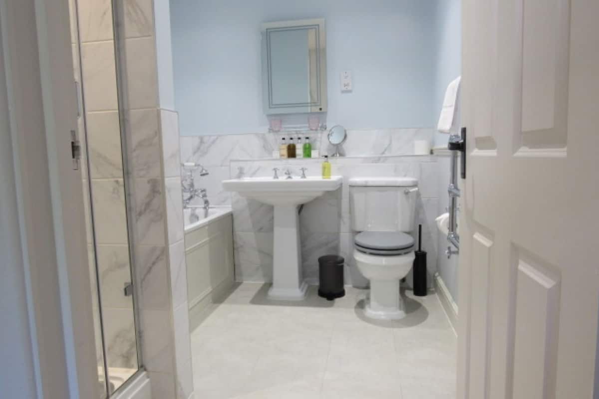 suite | bathroom | free toiletries, towels, soap, shampoo